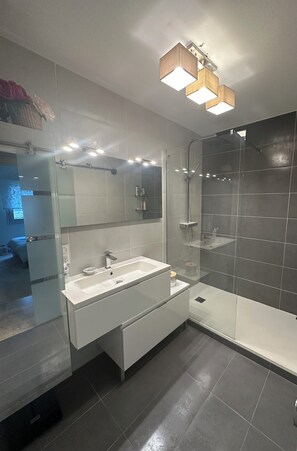 Shower, hair dryer, towels, toilet paper - T2 in Bandol on foot  (Bandol)