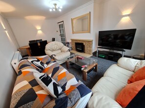 TV - Bristol 2-Bed Bungalow, Sleeps 4, Parking (Bristol)