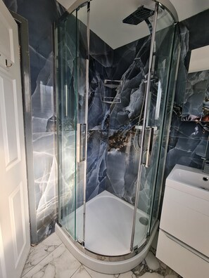 Douche, serviettes fournies