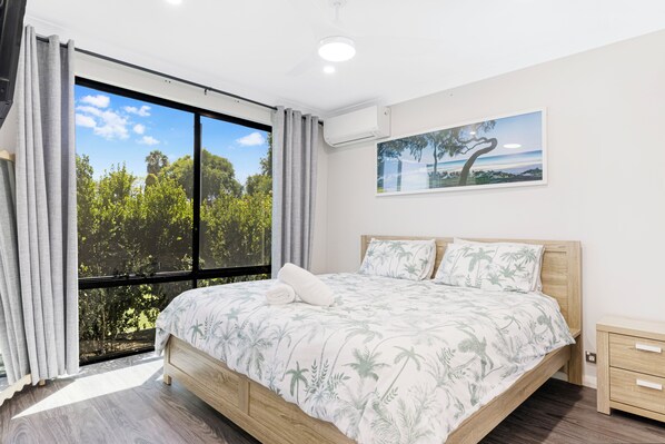 5 bedrooms, WiFi, bed sheets