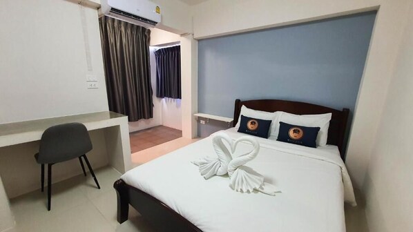 Minibar, escritorio y wifi gratis 