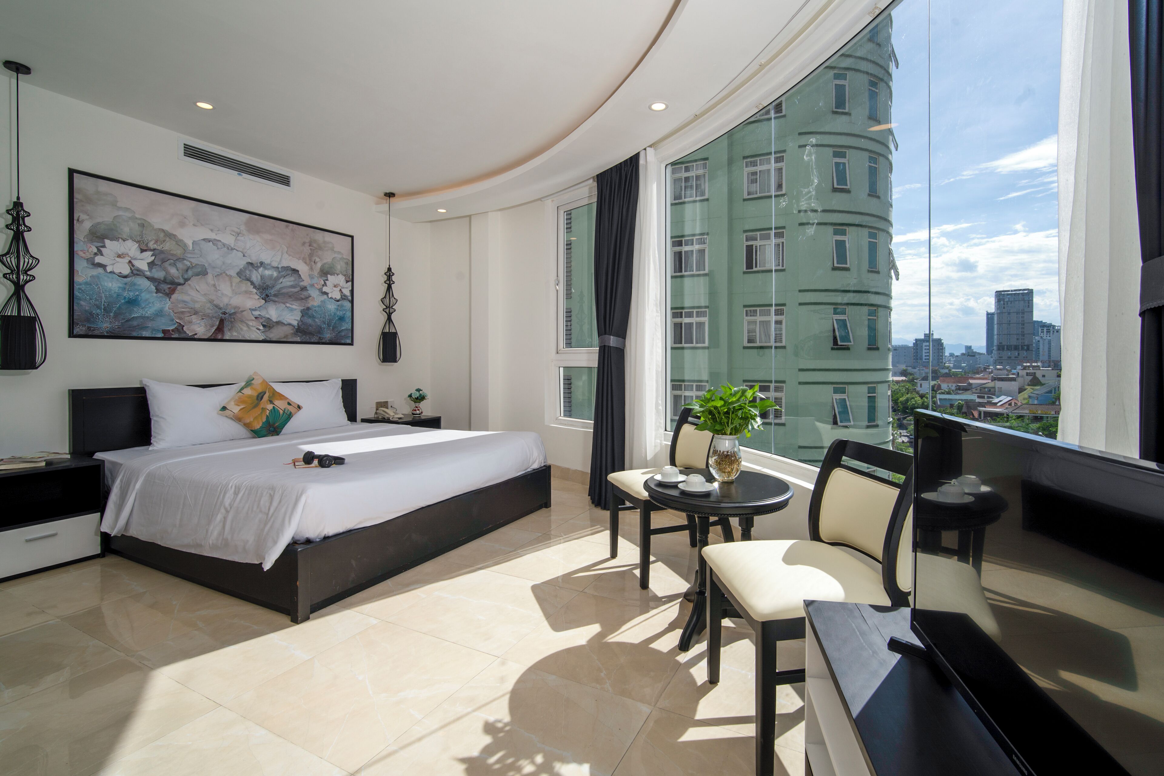 Minibar, escritorio y espacio para trabajar con laptop 