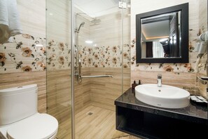 Shower, free toiletries, hair dryer, towels - Orchide'es Ocean Hotel (Da Nang)