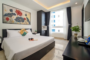 Minibar, desk, laptop workspace, blackout drapes - Orchide'es Ocean Hotel (Da Nang)