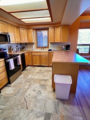 Mikrowelle, Ofen, Herdplatte, Geschirrspüler