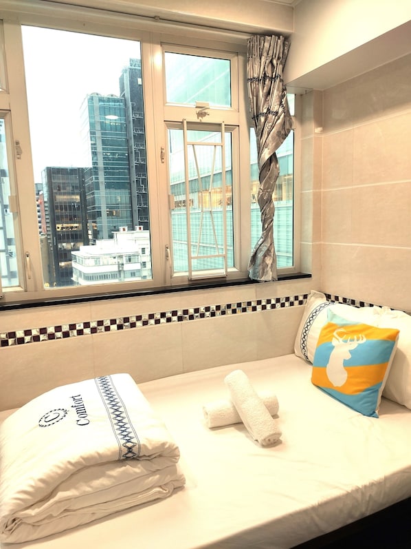 Desk, free WiFi, bed sheets - NEW PEKING GUEST HOUSE (Kowloon)