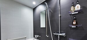 Deluxe driepersoonskamer, uitzicht op rivier | Badkamer | Een aparte badkuip en douche, een diep bad, een regendouche