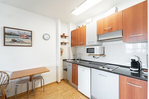 Kühlschrank, Mikrowelle, Wasserkocher mit Kaffee-/Teezubehör