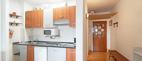 Een koelkast, een microgolfoven, een koffiezetapparaat/waterkoker