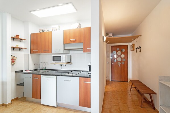 Fridge, microwave, coffee/tea maker, electric kettle