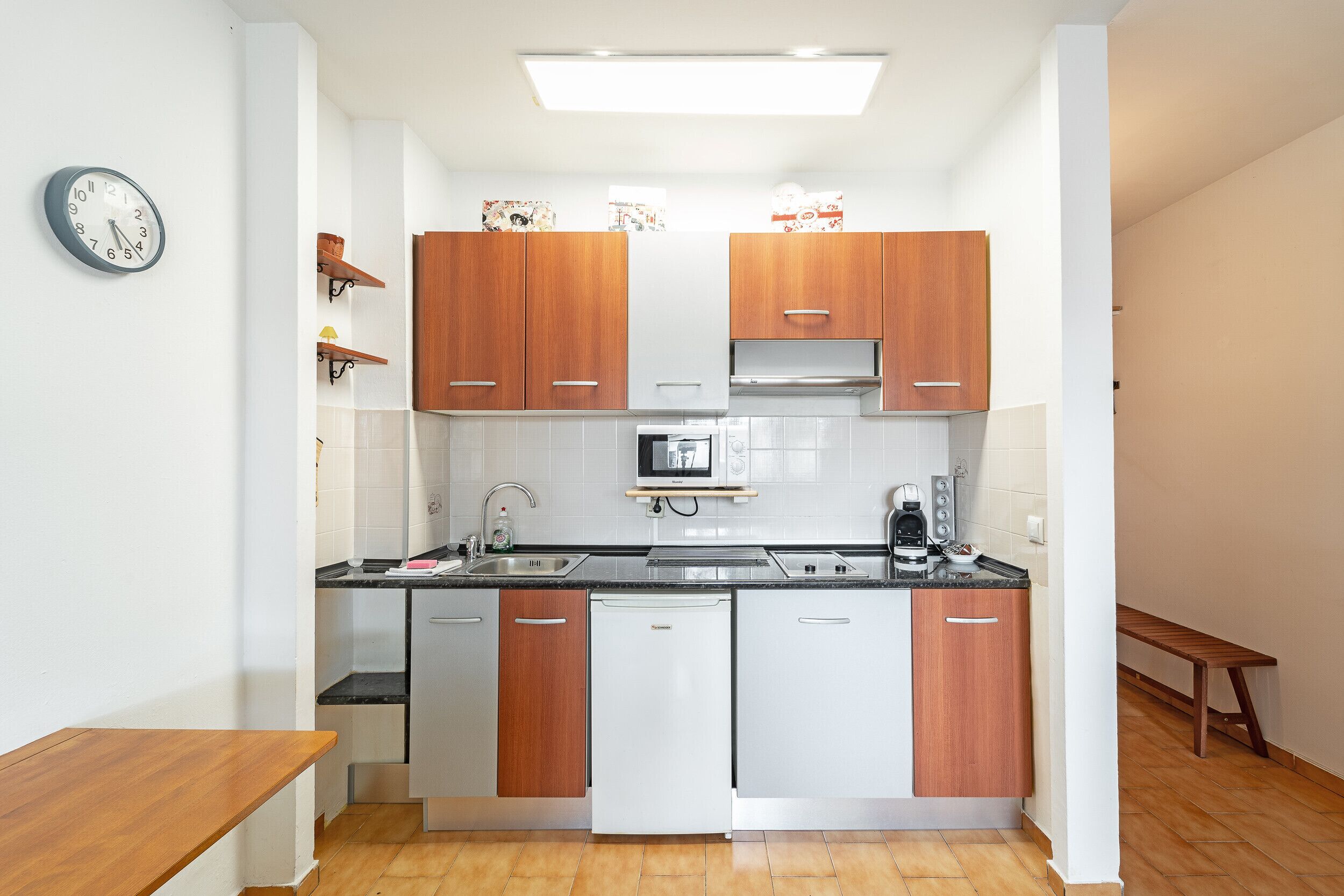 Een koelkast, een microgolfoven, een koffiezetapparaat/waterkoker