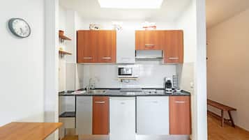 KĂŒhlschrank, Mikrowelle, Wasserkocher mit Kaffee-/Teezubehör