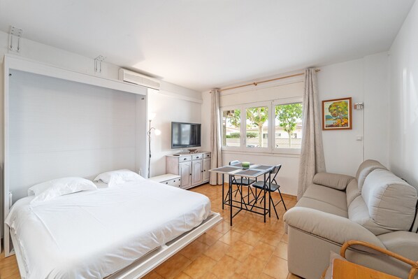 Free WiFi, bed sheets