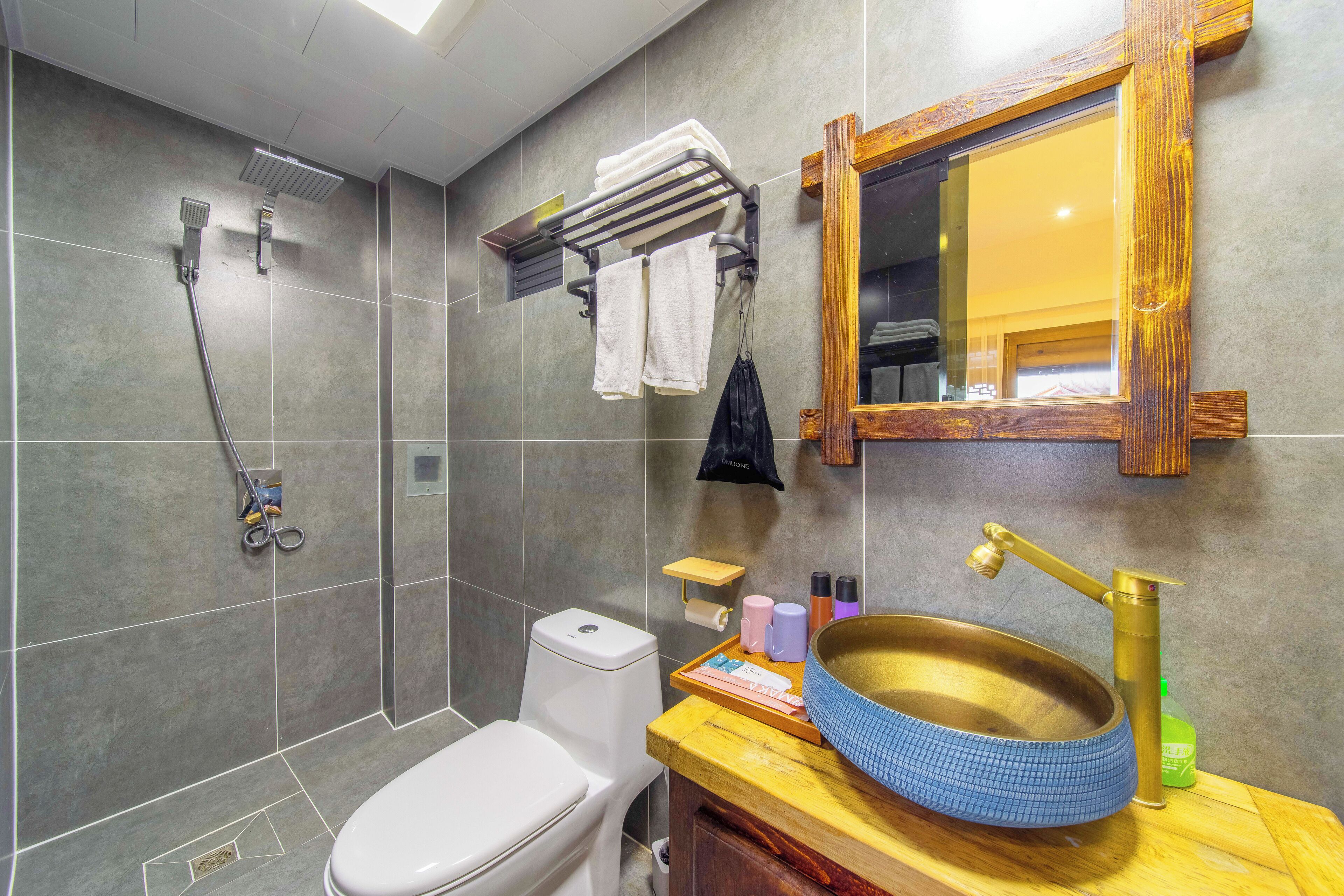 Un baño moderno con ducha, inodoro y lavamanos.