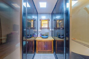 Habitación doble Premier, 1 cama Queen size, vista al patio | Baño | Secadora de cabello, toallas, jabón, shampoo 