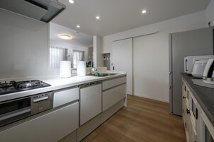 Casa | Cucina privata | Frigorifero con congelatore, microonde, piano cottura, lavastoviglie