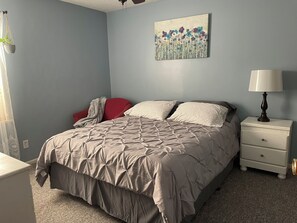 3 bedrooms, desk, WiFi, bed sheets