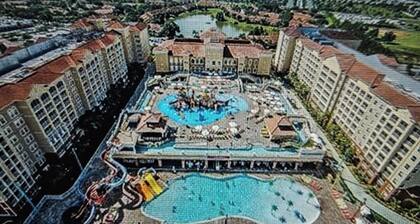 2BR Villa. 14 beautiful onsite pools. Jacuzzi Tub! Minutes from all attractions
