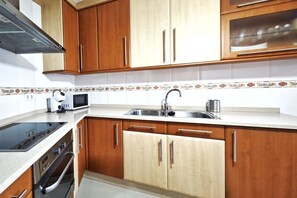 Refrigerador, microondas, parrilla de estufa y utensilios de cocina 
