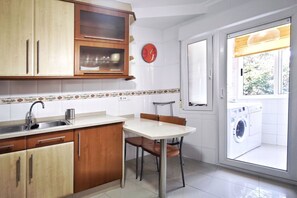 Refrigerador, microondas, parrilla de estufa y utensilios de cocina 
