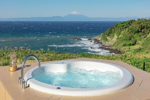 Outdoor spa tub - YAMATO TATEYAMA Travelers chateau (南房総市)