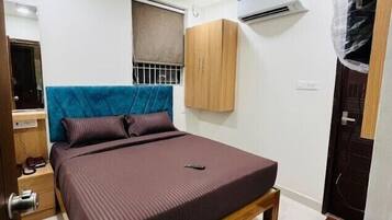 Quarto casal luxo, vista para a cidade | Escrivaninha, Wi-Fi de cortesia