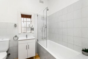 Bathroom - Cremorne Point- CP007 - Wulworra Avenue - Charming Top-Floor 1BR + Sunroom Near Cremorne Point Wharf Harbour Walks (Cremorne Point)