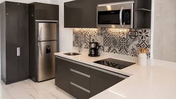 Coffee/tea maker, fridge, microwave, oven