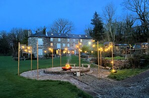 Un edificio de piedra con un patio circular y una chimenea.