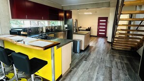 Kaffetrakter/tekoker, kjøleskap, mikrobølgeovn og ovn