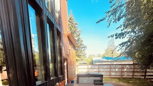 Une terrasse en bois avec un bâtiment moderne sur un côté.