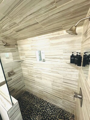 Shower, hair dryer, towels, soap - Mary’s house (Fairbanks)