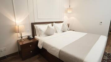 Deluxe Double Room | Minibar, in-room safe, individually decorated, individually furnished