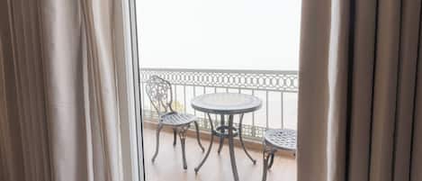 Chambre luxueuse double, vue sur la ville | Vue du balcon