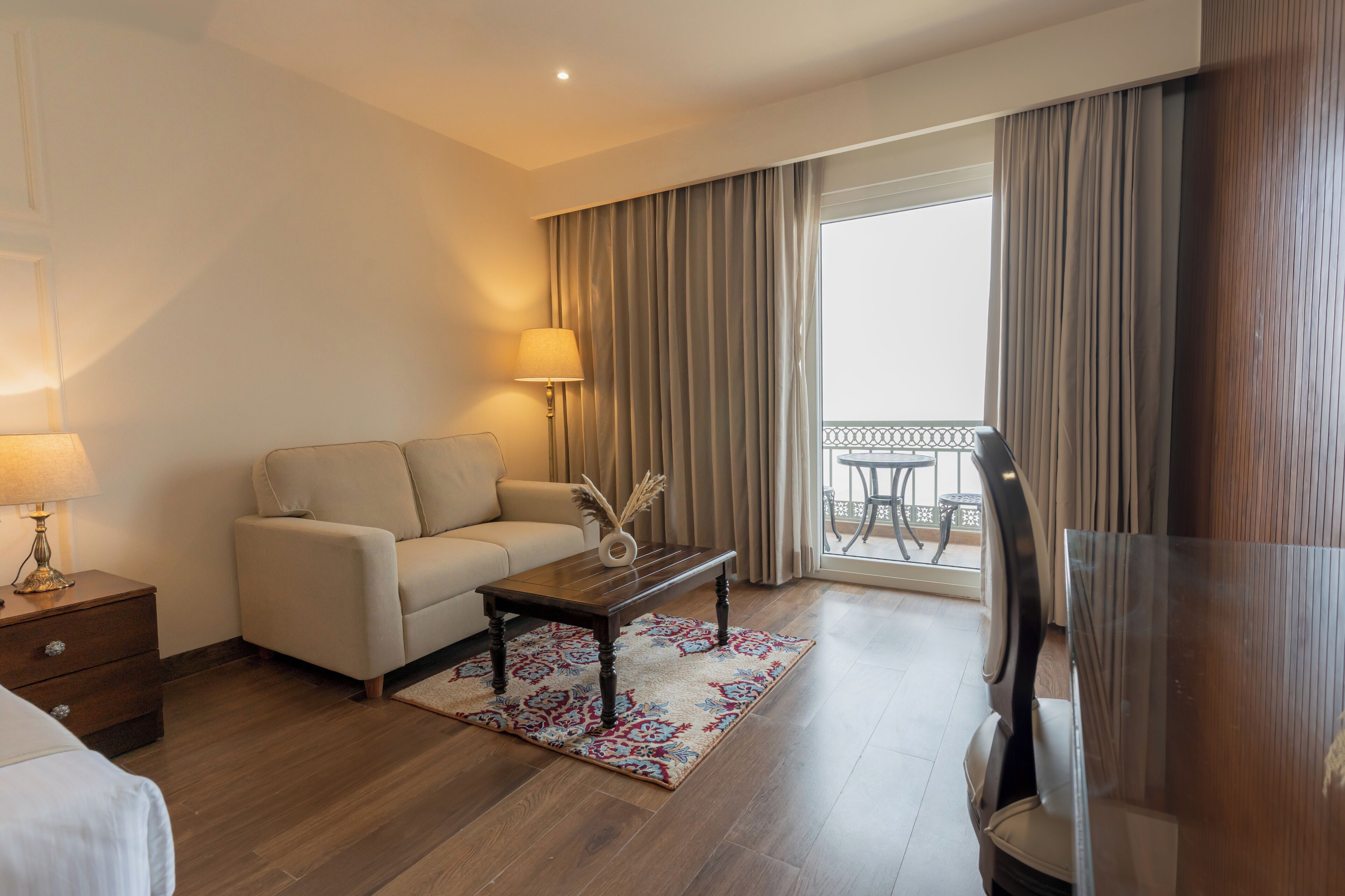 Habitación de lujo doble, vistas a la ciudad | Zona de estar | Smart TV de 40 pulgadas con canales por satélite