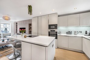 Fridge, microwave, oven, stovetop - Family size Penthouse in Covent Garden w/roof garden & additional small patio (London)