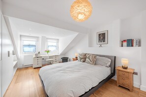 3 bedrooms, desk, iron/ironing board, free WiFi - Family size Penthouse in Covent Garden w/roof garden & additional small patio (London)