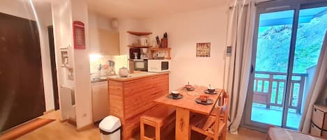 Fridge, microwave, coffee/tea maker, electric kettle