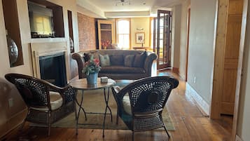 TV, fireplace