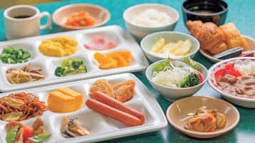 Daily buffet breakfast (JPY 1000 per person)