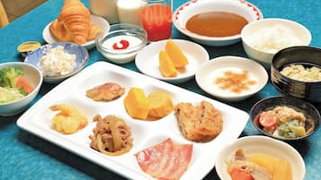 Daily buffet breakfast (JPY 1000 per person)