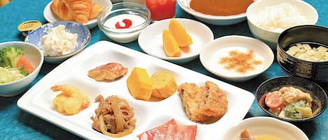 Petit déjeuner buffet (1000 JPY par personne)