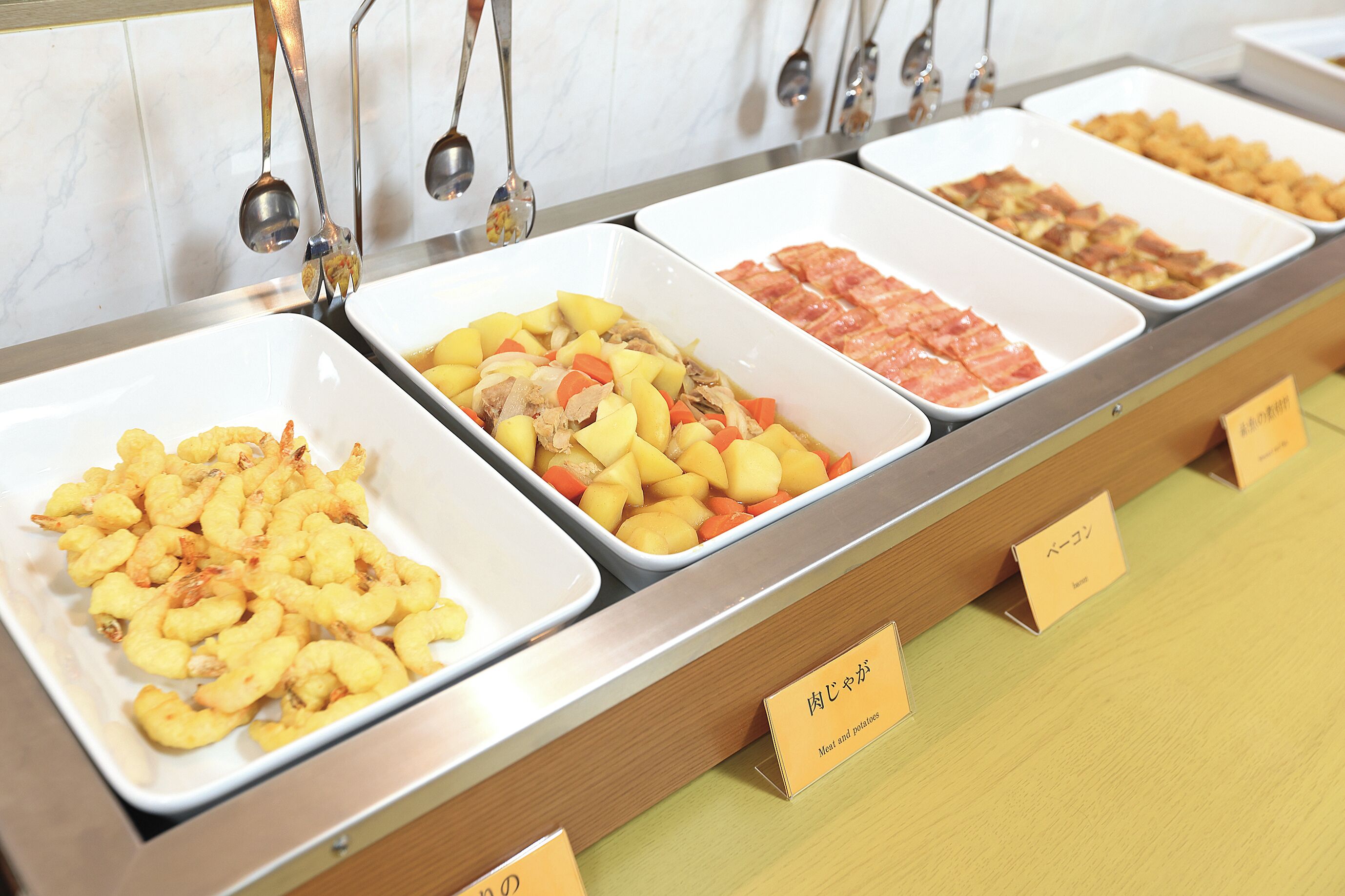 Daily buffet breakfast (JPY 1300 per person)