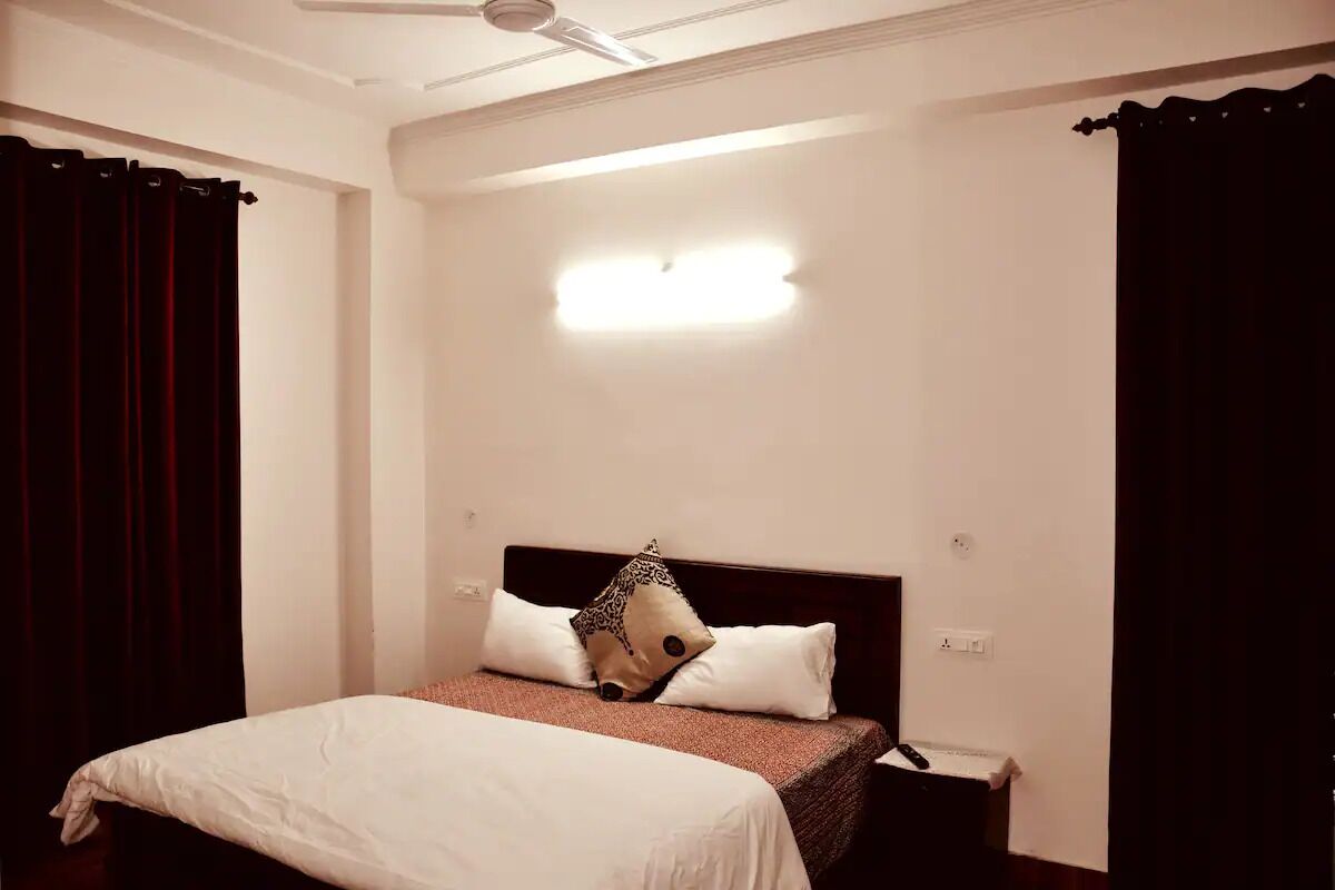 3 habitaciones, tabla de planchar con plancha, wifi y ropa de cama 