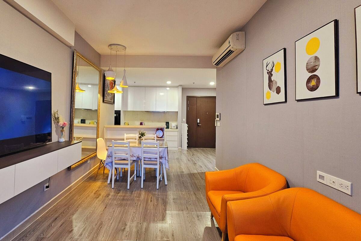 Panoramic Apartment, Lake View | Living area
