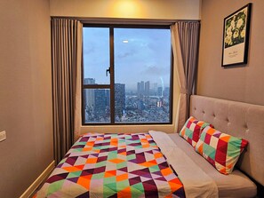 Apartamento panorâmico, vista para o lago | Individualmente decorados, individualmente mobiliados, escrivaninha