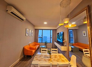 Apartamento panorâmico, vista para o lago | Vista da propriedade