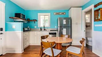 Réfrigérateur, micro-ondes, plaque de cuisson, lave-vaisselle