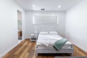 4 quartos, escrivaninha, ferros/tábuas de passar roupa, berço de viagem