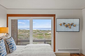 3 soverom, skrivebord, strykejern/-brett og reiseseng for barn